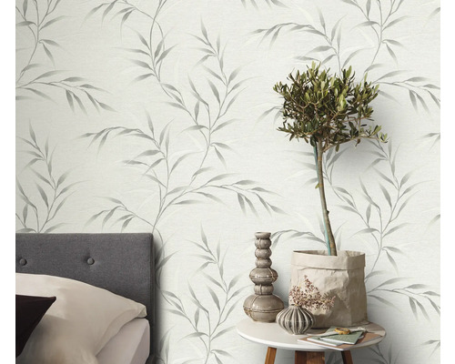 Dekoratives Zimmer mit gemusterter Tapete und Beistelltisch