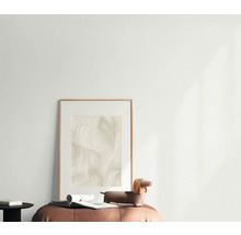 Dekoratives Bild mit Rahmen, platziert auf einem Hocker mit Accessoires