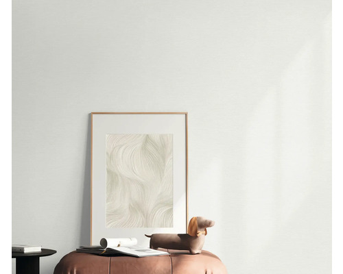 Dekoratives Bild mit Rahmen, platziert auf einem Hocker mit Accessoires