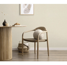 Helles Zimmer mit Holztisch, Stuhl, Kissen und Dekoration