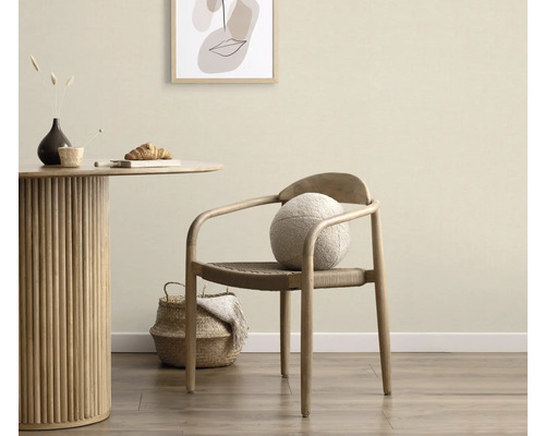 Helles Zimmer mit Holztisch, Stuhl, Kissen und Dekoration