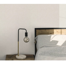 Schlafzimmer mit Nachttischlampe mit freiliegender Glühbirne