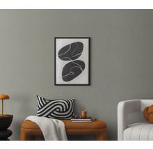 Wohnraum mit abstraktem Bild, Kissen und Sitzbank