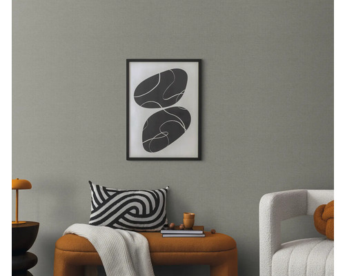 Wohnraum mit abstraktem Bild, Kissen und Sitzbank