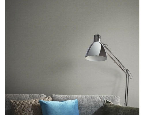 Wohnzimmer mit grauer Tapete, Sofa und Stehlampe