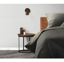 Schlafzimmer mit Bett, Nachttisch, Lampe und Duftspender