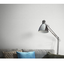 Helle Wandgestaltung mit Stehlampe und Couch