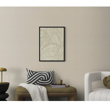 Wohnraum mit einem gerahmten Bild mit Blattmuster