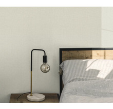 Schlafzimmer mit Nachttischlampe und gemusterter Tapete