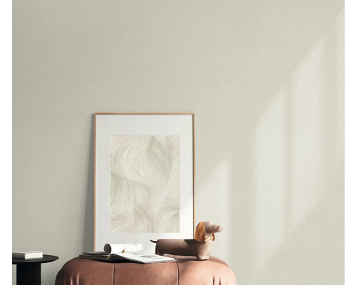 Dekoratives Wohnambiente mit gemusterter Tapete, gerahmtem Bild und dekorativer Figur