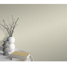 Nahaufnahme einer strukturierten Tapete mit Vasen und Büchern auf einem Tisch