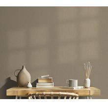 Nahaufnahme einer beigen Vinyltapete mit subtiler Textur imitiert Holz