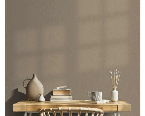Nahaufnahme einer beigen Vinyltapete mit subtiler Textur imitiert Holz