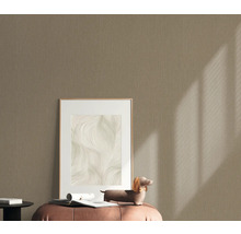 Strukturierte Tapete im Wohnraum mit Dekoration