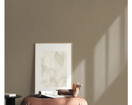 Strukturierte Tapete im Wohnraum mit Dekoration