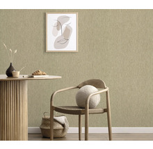 Nahaufnahme einer Wand mit Textiltapete, kombiniert mit einem Esstisch, einem Stuhl und einem gerahmten Bild