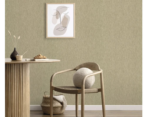 Nahaufnahme einer Wand mit Textiltapete, kombiniert mit einem Esstisch, einem Stuhl und einem gerahmten Bild