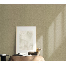 Textiltapete im Innenraum mit Bilderrahmen und Dekoration