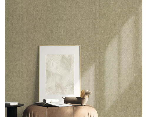 Textiltapete im Innenraum mit Bilderrahmen und Dekoration