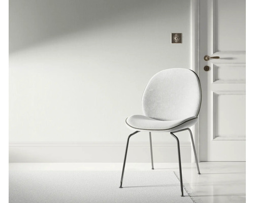 Szene mit einem Stuhl mit Metallbeinen und gepolstertem Sitz in einem hellen Raum.