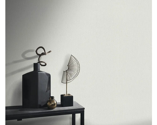 Nahaufnahme einer strukturierten Wand mit Dekorationsgegenständen auf einem Regal.