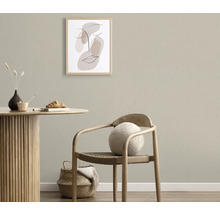 Einrichtungsbeispiel mit einer Tapete an der Wand, einem Holztisch und Stuhl