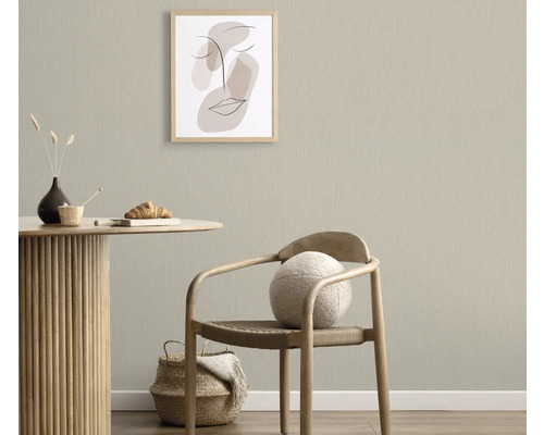 Einrichtungsbeispiel mit einer Tapete an der Wand, einem Holztisch und Stuhl