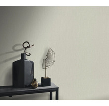 Nahaufnahme einer hellen Vliestapete mit feiner Struktur