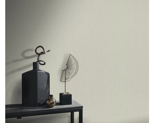 Nahaufnahme einer hellen Vliestapete mit feiner Struktur