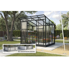 Gewächshaus mit Pflanzenregal im Garten