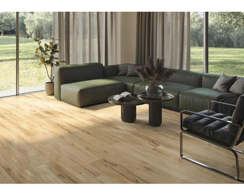 Wohnzimmer mit Holzboden, Sofa und Sessel