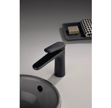 Schwarze Waschtischarmatur neben Waschbecken, Seife und Handtuch