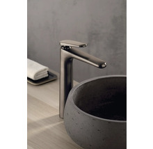 Waschbeckenarmatur neben einem Betonwaschbecken