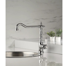 Küchenarmatur mit hohem Auslauf auf einer Küchenspüle