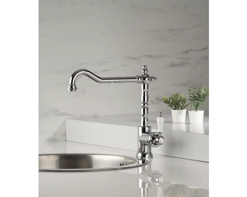 Küchenarmatur mit hohem Auslauf auf einer Küchenspüle