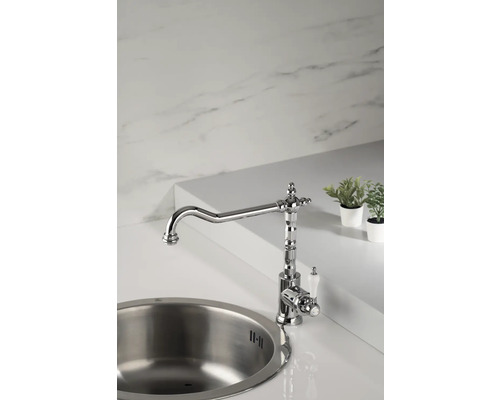 Küchenarmatur aus Chrom mit Spüle und Dekoration