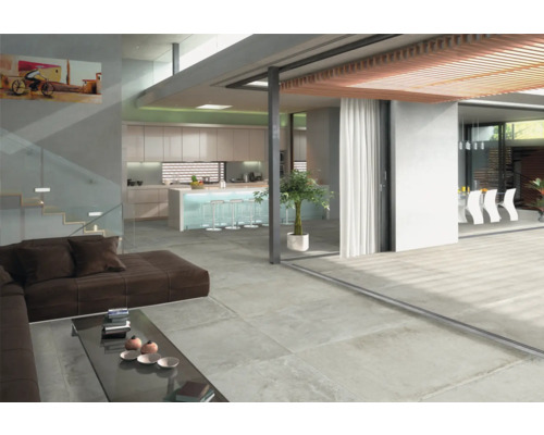 Heller Wohnraum mit Fliesenboden, Küche, Wohnbereich und Essbereich.