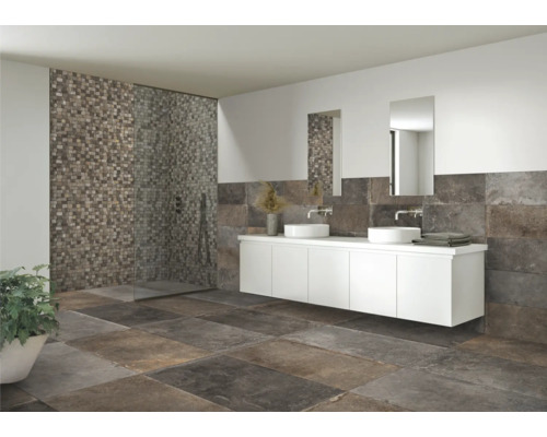 Helles Badezimmer mit Dusche, Waschbecken und Fliesen