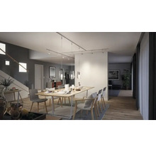 Helles Wohnzimmer mit Esstisch und Deckenbeleuchtung