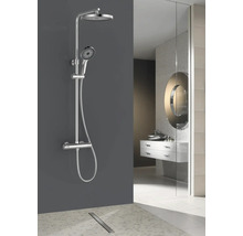 Duschsäule mit Kopf- und Handbrause in modernem Badezimmer