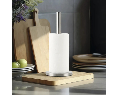 Küchenrollenhalter aus Edelstahl mit Papierrolle auf Holzbrett