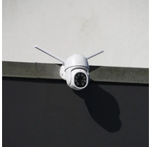 Außenkamera mit Antennen zur Überwachung montiert an einer Wand