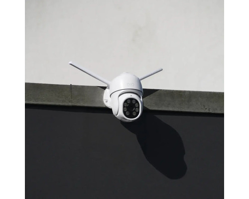 Außenkamera mit Antennen zur Überwachung montiert an einer Wand