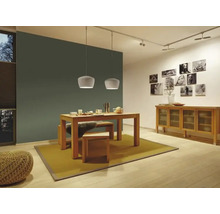 Helles Esszimmer mit Holztisch, Pendelleuchten und Sideboard
