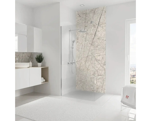 Helles Badezimmer mit Dusche, Waschbecken und Spiegel