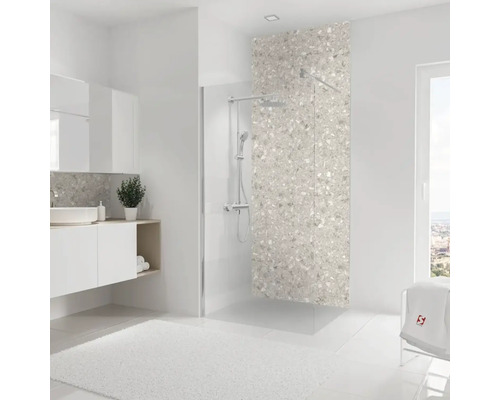 Helles Badezimmer mit Dusche, Waschbecken und weißem Teppich