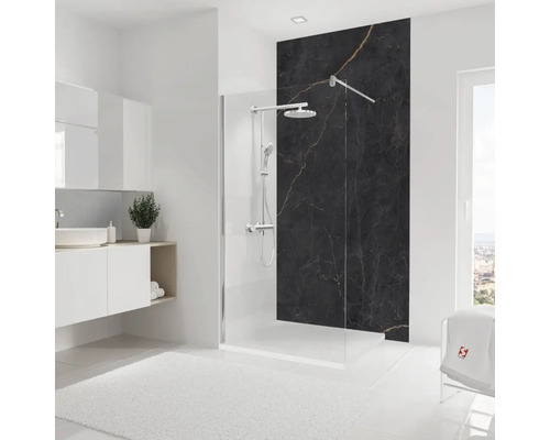 Helles Badezimmer mit Duschabtrennung, Waschbecken und schwarzer Marmorwand
