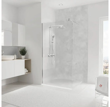 Helles Badezimmer mit ebenerdiger Dusche, Waschbecken und Handtüchern