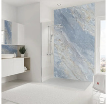 Helles Badezimmer mit Dusche, Waschbecken und Wandpaneelen in Marmoroptik