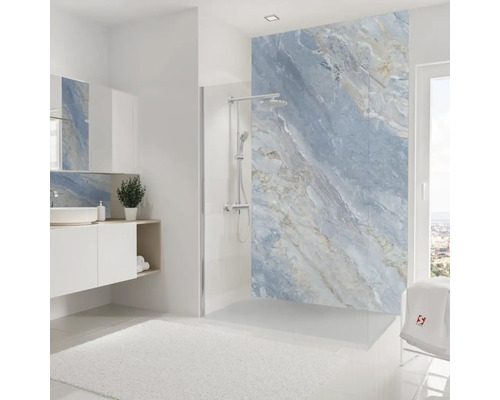 Helles Badezimmer mit Dusche, Waschbecken und Wandpaneelen in Marmoroptik